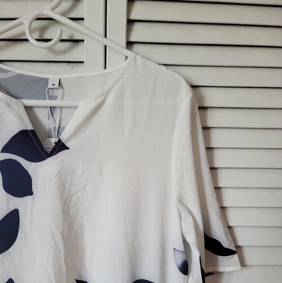 Elegant White and Blue Leaf Print Maxi Dress - Picture 4 of 9